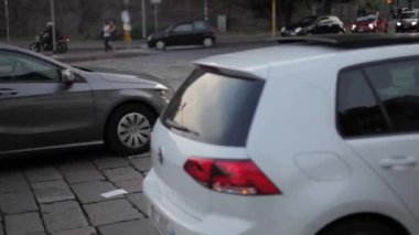 Milano, İtalya - 27 Haziran 2014: Arnavut kaldırımlı bir sokaktan geçen arabalar