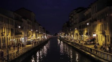 Milano 'daki Naviglio Pavese Kanalı boyunca yürüyen insanlar