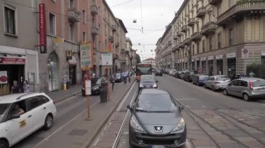Milano, İtalya - 27 Haziran 2014: Milano sokaklarında trafik