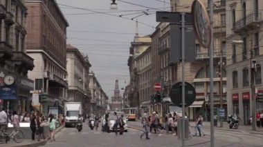 Milano, İtalya - 27 Haziran 2014: Avrupa'nın en eski tramvaylarından biri Milano'daki sokaktan geçiyor