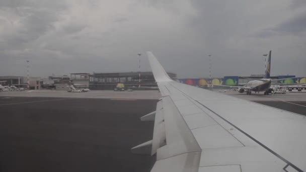 Milaan Italië Juni 2014 Opstijgen Van Een Vliegtuig Van Luchthaven — Stockvideo