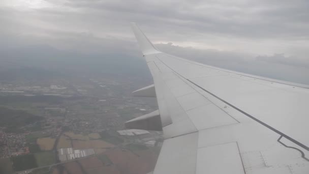 Despegue Avión Desde Aeropuerto Milán Visto Desde Una Ventana Avión — Vídeo de stock