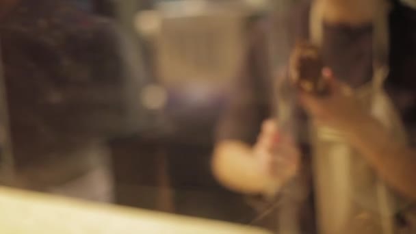 Жінка Подавала Італійському Желато Морозиво — стокове відео