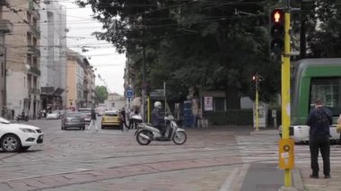 Milano, İtalya - 27 Haziran 2014: Avrupa'nın en eski tramvaylarından biri Milano'daki sokaktan geçiyor