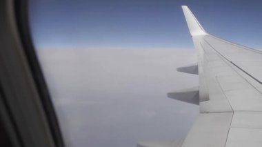 Uçakla seyahat etmek için en popüler köşe pencerenin yanında oturup gökyüzünü ve beyaz bulutları izlemektir.