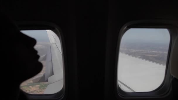 Junge Frau Blickt Durch Fenster Flugzeug — Stockvideo