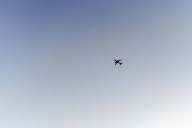 Açık yaz gökyüzünde Uçak uçuş, yerden görünümü