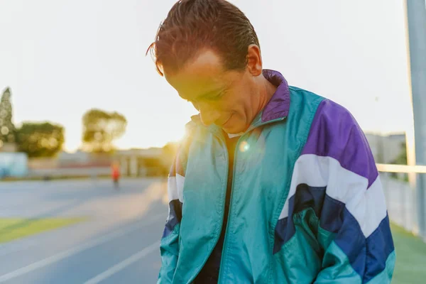 Koşu pistinde adam koşmak için hazır, vintage spor giyen