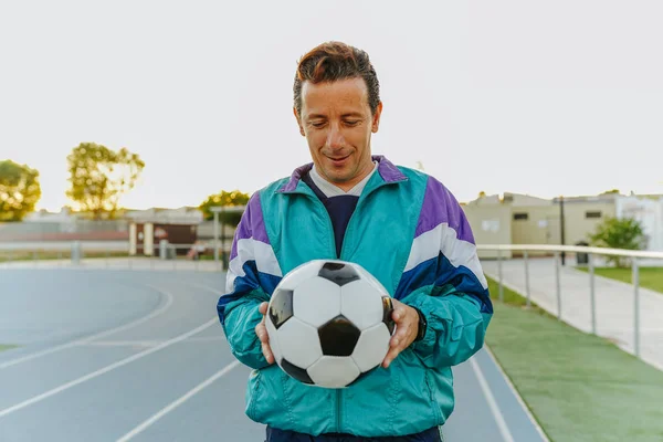 Yetişkin sporcu adam futbol topu ile oynuyor, vintage spor ile eğitim