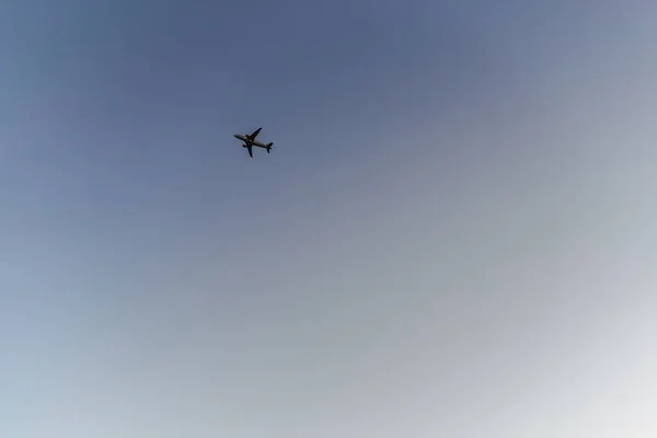 Açık yaz gökyüzünde Uçak uçuş, yerden görünümü