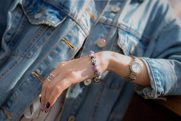Hand Med Ett Armband Ung Vit Flicka Jeansjacka — Stockfoto