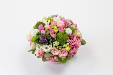 Hafif bir arka plan üzerinde bir küçük şapka kutusunda parlak çiçek buketi