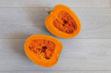 Gri kurullarında turuncu yarım kabak