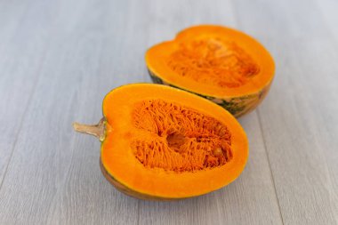 Gri kurullarında turuncu yarım kabak