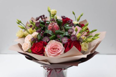 Gül ve yeşil parlak bir buket