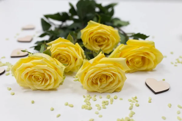 Rosas Amarillas Sobre Una Mesa Ligera —  Fotos de Stock
