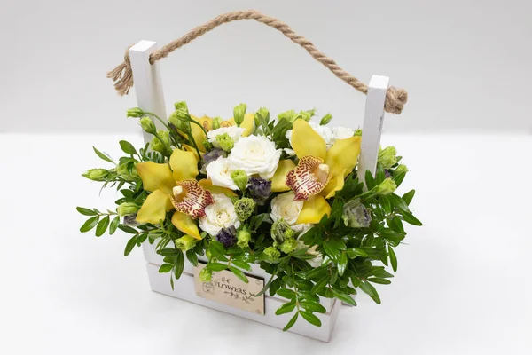Aranžování Květin Světlém Pozadí Lehký Dřevěný Box Květinami Orchidej Růže — Stock fotografie