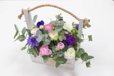 Mezarda hafif hafif bir arka plan üzerinde bir ip saplı narin çiçek kompozisyon (beyaz, pembe, mavi, yeşil) 