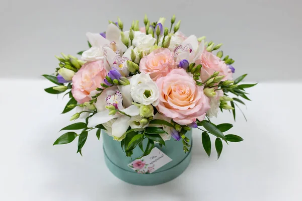 Finom Csokor Fehér Rózsaszín Rózsák Orchideák Zöld Levelek Egy Hat — Stock Fotó