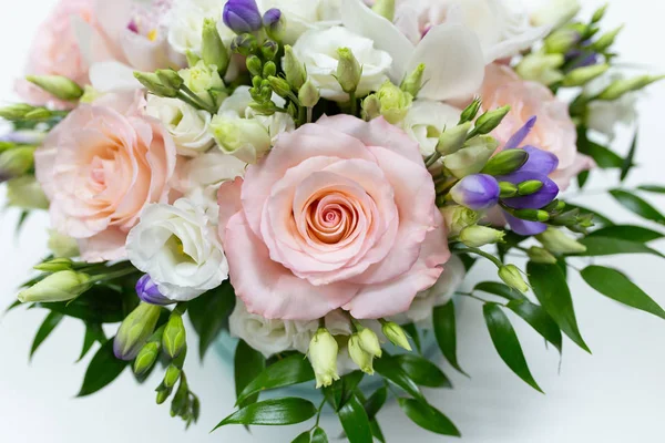 Zartes Bouquet Aus Weißen Und Rosa Rosen Und Orchideen Mit — Stockfoto