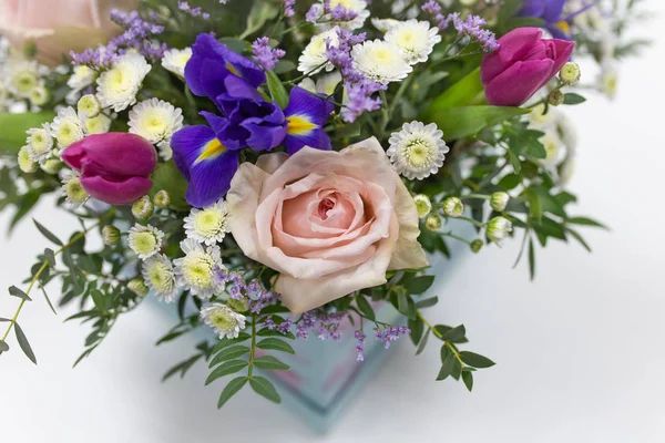 Zarter Blumenstrauß Rosen Tulpen Schwertlilien Einer Schachtel — Stockfoto