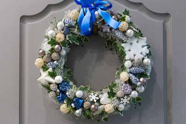 Christmas Wreath Door Discreet Joyful Gray Tones — Stock Photo, Image