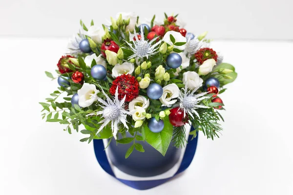 Composição Brilhante Com Flores Brinquedos Uma Caixa Chapéu Azul Fundo — Fotografia de Stock