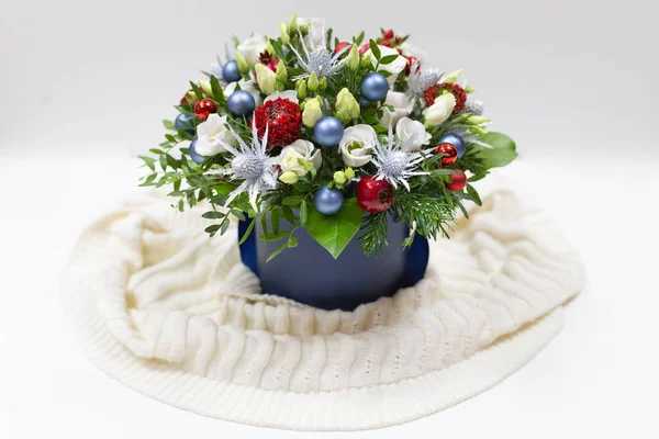 Composição Brilhante Com Flores Brinquedos Uma Caixa Chapéu Azul Fundo — Fotografia de Stock
