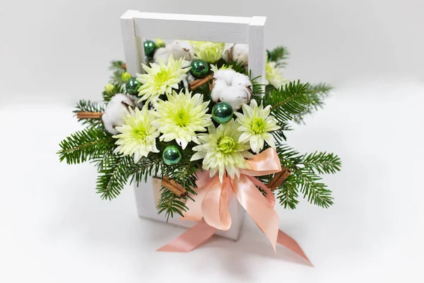 Arrangement Von Blumen Chrysanthemen Hellgrün Tannenzweigen Weihnachtsdekoration Grün Baumwollblumen Und — Stockfoto