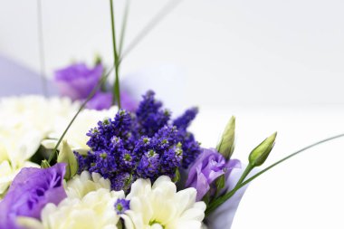 Parlak çiçek Aranjman (renk: beyaz, mavi, serenvy) beyaz bir arka plan üzerinde güzel kağıt ambalaj