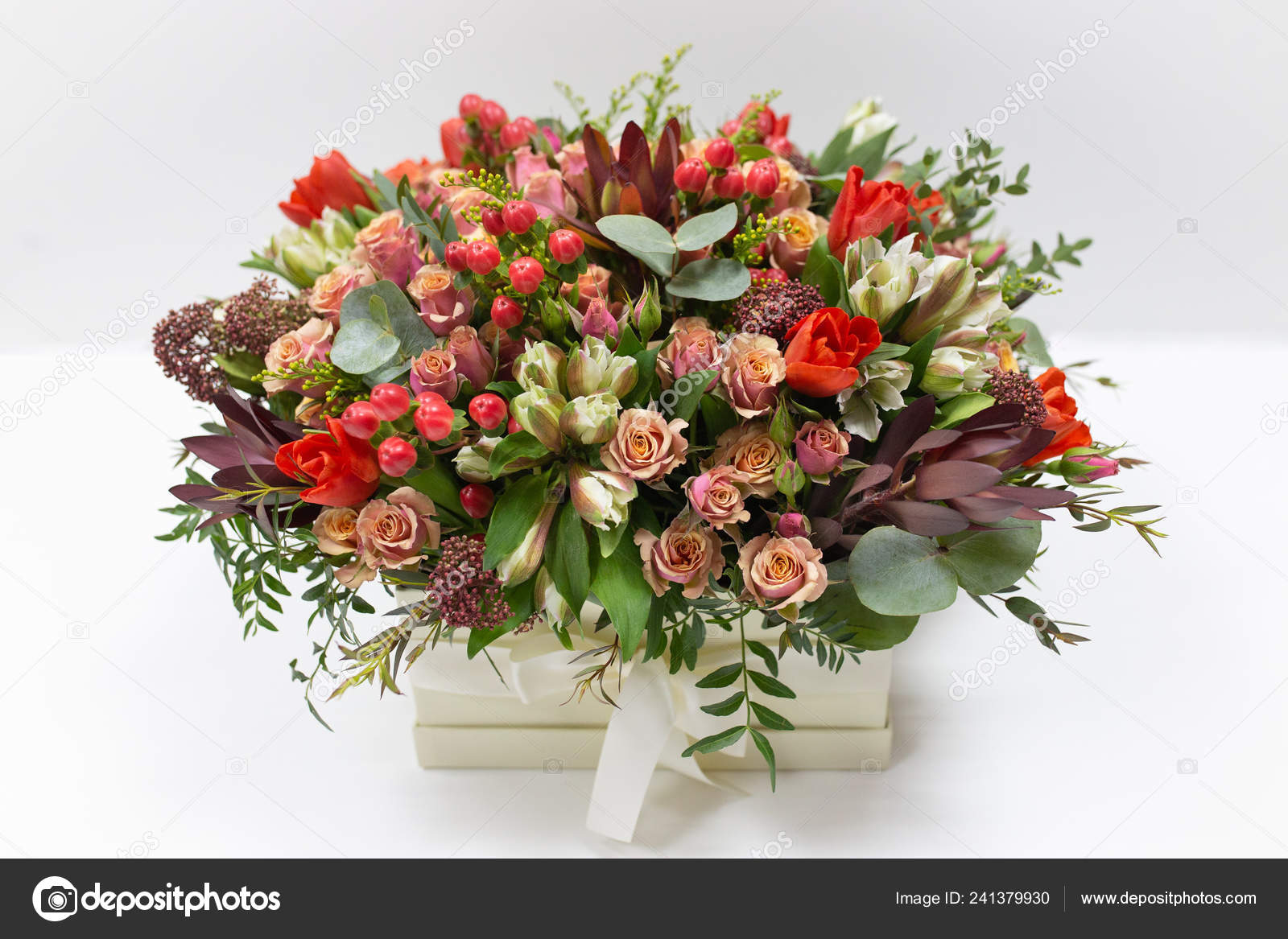 Arreglo Floral Flores Frescas Brillantes Diferentes Variedades Colores Rojo  Rosa: fotografía de stock ©  #241379930 | Depositphotos