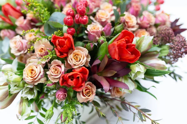 Flower Arrangement Bright Fresh Flowers Different Varieties Colors Red Pink — Stock Photo, Image