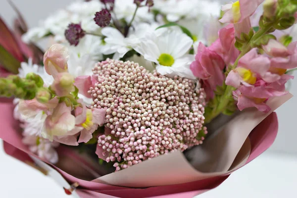 Bouquet Elegante Flores Raras Frescas Leukodendron Antirium Astrantia Ozatamus Crisântemo — Fotografia de Stock