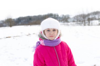 Karda oynayan küçük kız