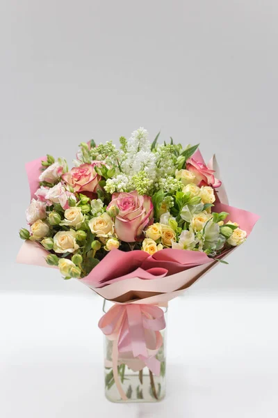 Нежный Букет Свежих Роз Украшенных Розовой Бумагой Стеклянной Вазе Светлом — стоковое фото