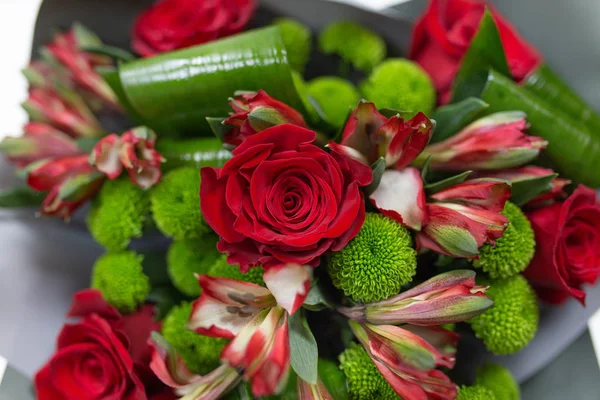 Bright Bouquet Fresh Flowers Alstroemeria Chrysanthemum Rose Aspidistra Leaves Primary — Stock Photo, Image