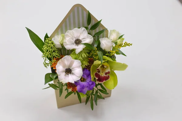 Csodálatos Virágos Elrendezése Friss Virág Egy Dobozban Formájában Egy Borítékot — Stock Fotó