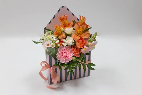 Fényes Virágos Elrendezése Friss Virág Egy Dobozban Formájában Egy Borítékot — Stock Fotó