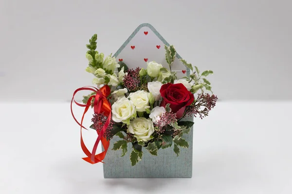 Aranyos Virág Elrendezése Ajándék Friss Virág Egy Dobozban Formájában Egy — Stock Fotó