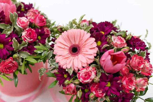 Eine Beeindruckende Paarungskomposition Aus Frischen Blumen Rose Gerbera Tulpe Farben — Stockfoto