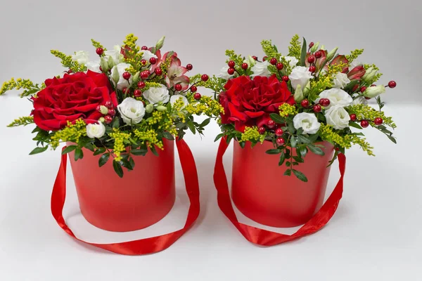 Život Potvrzující Složení Čerstvých Květin Rose Eustoma Solidaga Pistachio Listí — Stock fotografie