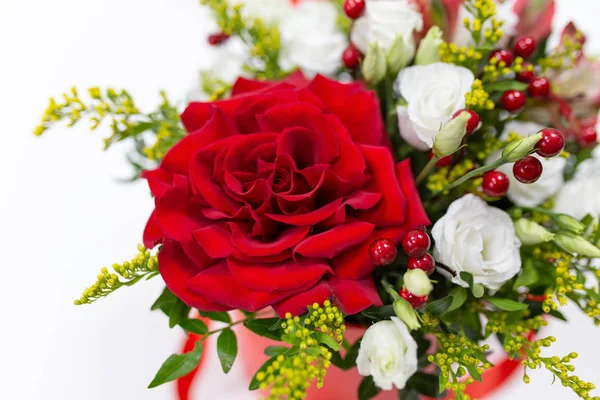 Życie Potwierdzając Skład Świeżych Kwiatów Róża Eustoma Solidaga Pistacje Liści — Zdjęcie stockowe