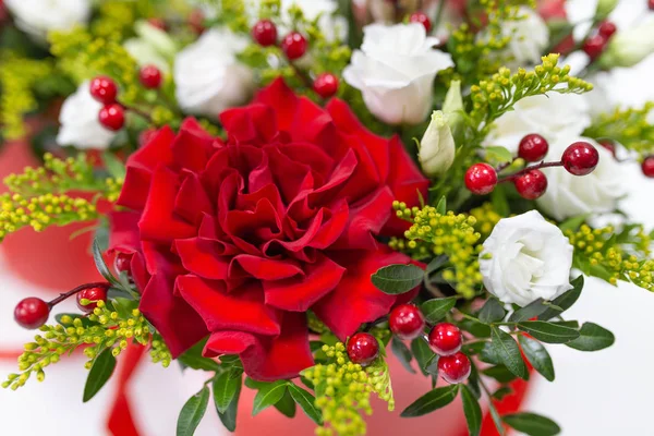 Composición Afirmativa Flores Frescas Rose Eustoma Solidaga Hojas Pistacho Bayas — Foto de Stock