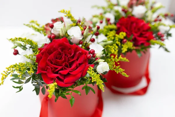 Lebensbejahende Komposition Aus Frischen Blumen Rose Eustoma Solidaga Pistazienblättern Und — Stockfoto