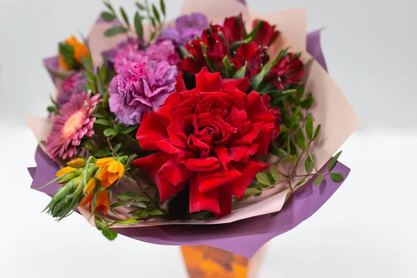 Bright Bouquet Red Yellow Green Lilac Roses Gerberas Alstroemeria Greenery — Stock Photo, Image
