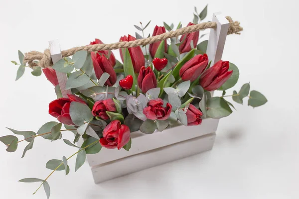 Ein Stilvolles Arrangement Frischer Blumen Rote Tulpen Und Grüne Eukalyptusblätter — Stockfoto