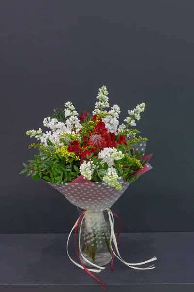 Petit Bouquet Lumineux Couleurs Blanc Vert Rouge Dans Emballage Cadeau — Photo