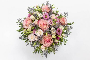 açık bir arka plan üzerinde kare karton kutu (birincil renk - pembe) gül ve canlı süslemeleri hassas çiçek düzenleme