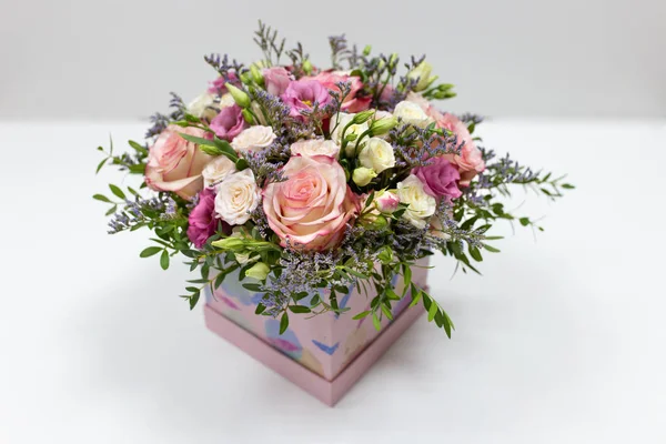 Finom Virágos Elrendezése Rózsák Élő Dekorációk Négyzet Alakú Kartondobozban Elsődleges — Stock Fotó