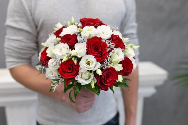 Buquê Casamento Emocional Clássico Rosas Brancas Vermelhas Nas Mãos Jovem — Fotografia de Stock